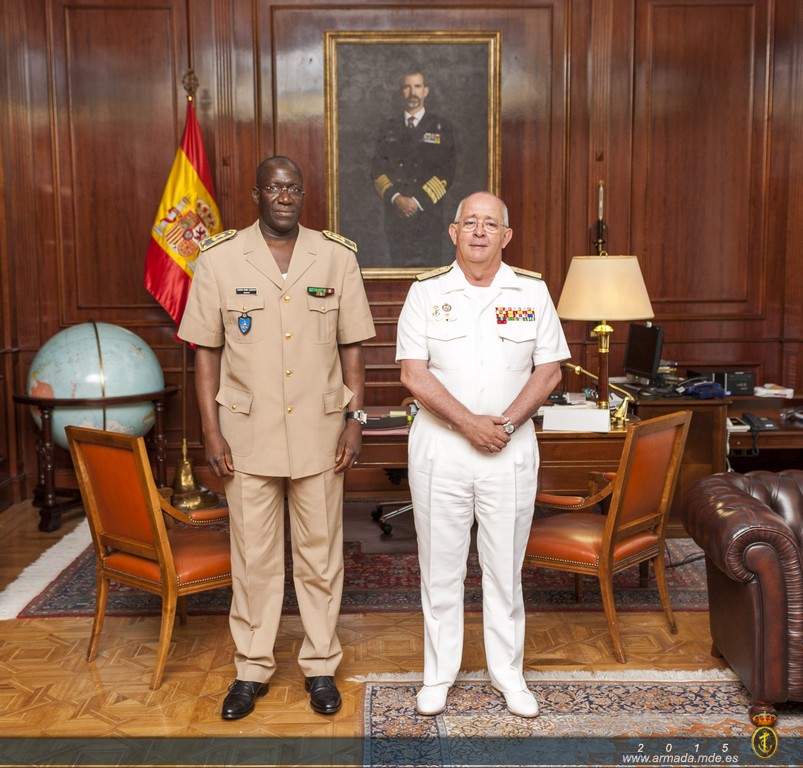 Foto del Almirante General Muñoz Delgado y el contralmirante de Senegal